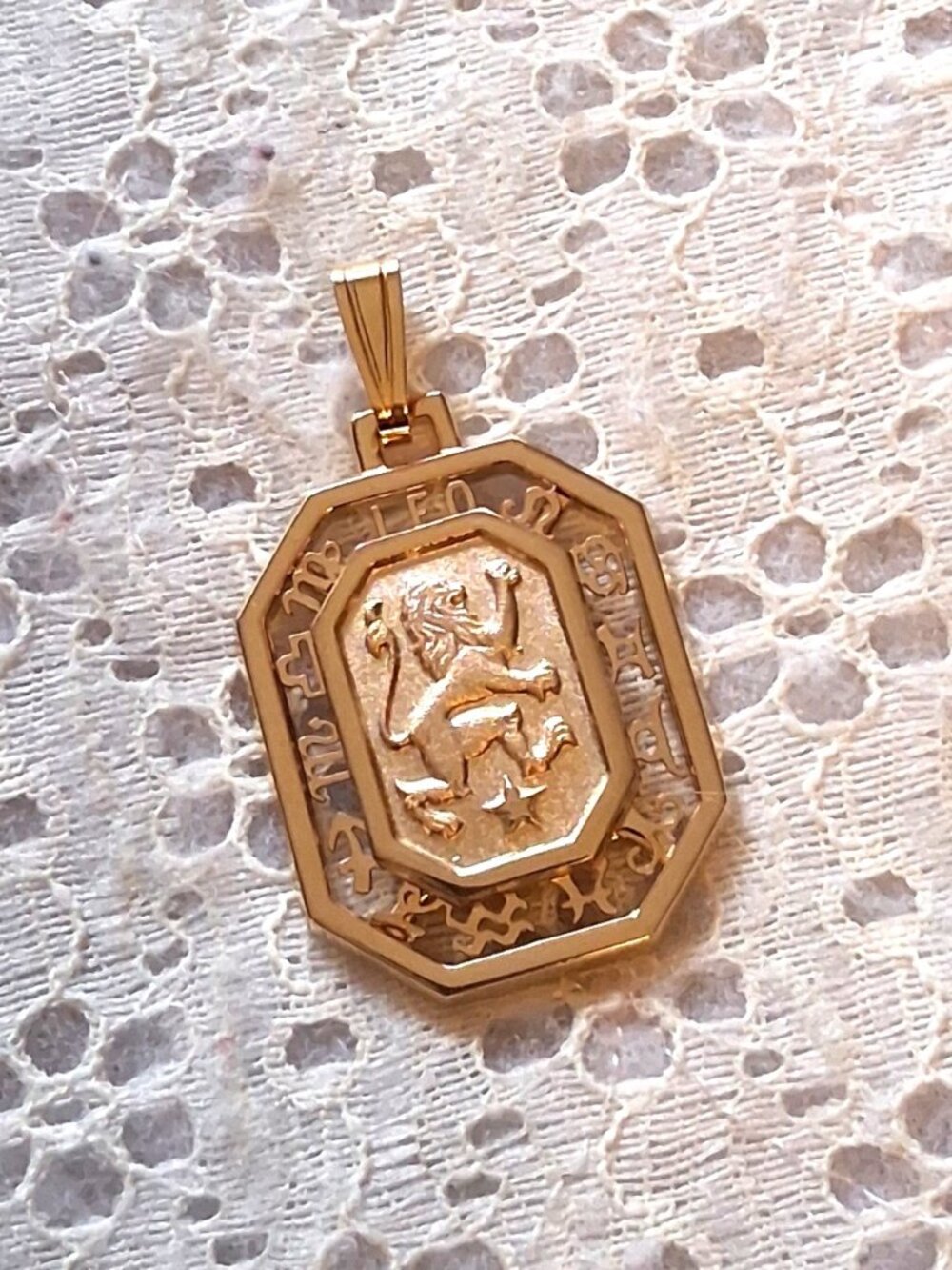 Vintage Leo Lion Zodiac Sign Large Rectangle Eye-catching Gold-Plated Pendant